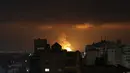 Asap dan api membubung di atas gedung-gedung setelah serangan udara Israel di Kota Gaza, Wilayah Palestina pada 9 Mei 2023. (AFP/Mohammed Abed)