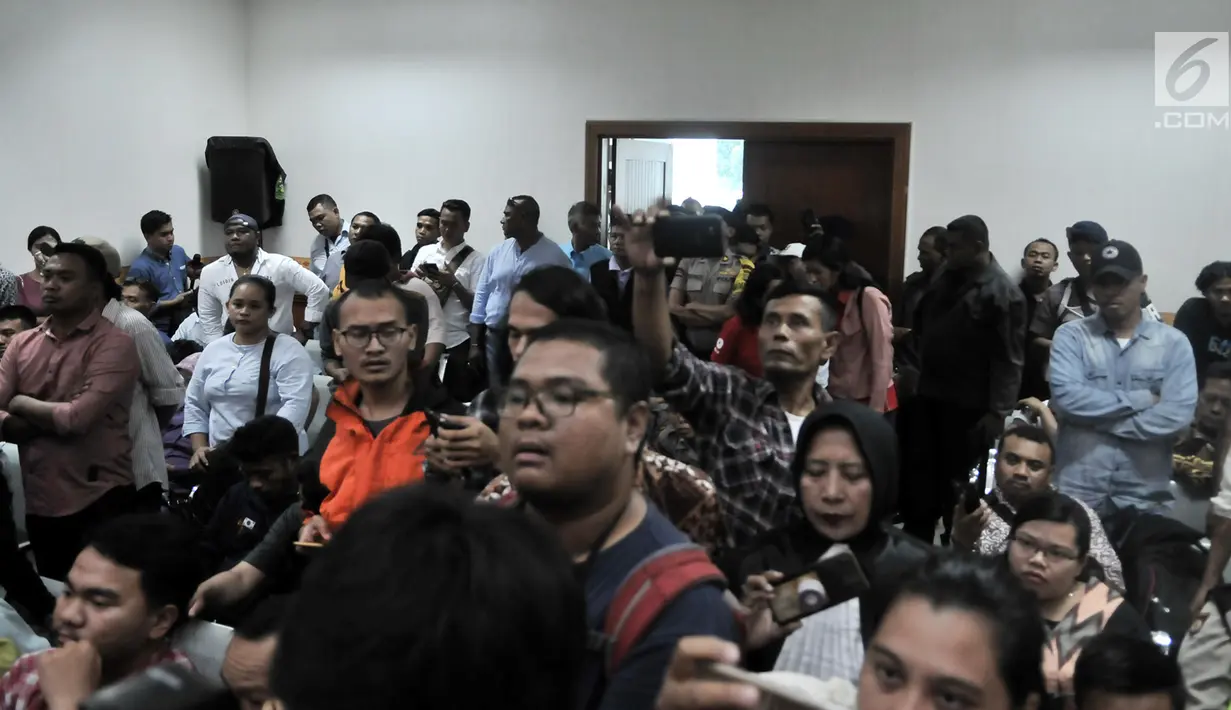 Kerabat terdakwa Hercules Rosario Marshal saat menghadiri sidang perdana di PN Jakarta Barat, Rabu (16/1). Sebanyak 150 personel polisi dikerahkan untuk mengamankan sidang. (Merdeka.com/Iqbal Nugroho)