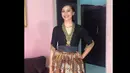 Meskipun hobi berpenampilan seksi, namun sebagai warga Indonesia, Kalina Octaranny pun juga senang mengenakan busana bermotif batik  seperti yang satu ini. Dan pastinya, paras cantik Kalina semakin anggun. (Instagram/kalinaoctaranny)