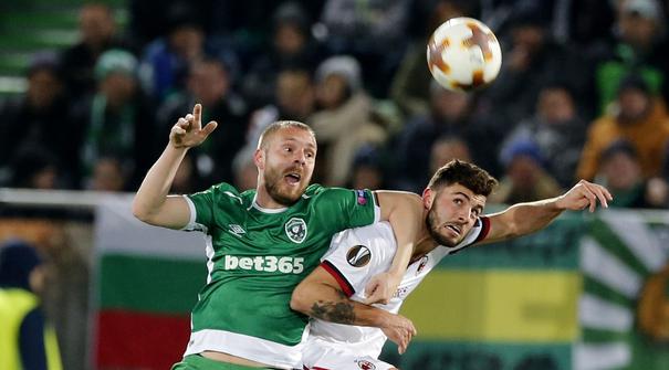Pemain AC Milan, Fabio Borini (kiri) merayakan gol bersama rekannya Giacomo Bonaventura pada laga 32 besar Liga Europa di Ludogorets Arena, Razgrad, Bulgaria, (15/2/2018). AC milan menang 3-0. (AP Photo)