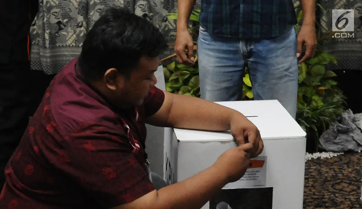 panitia membuka gembok kotak suara saat proses rekapitulasi penghitungan suara Pemilu 2019 tingkat Kota Jakarta Selatan di Hotel Maharaja, Jakarta, Selasa (7/5/2019). Proses penghitungan suara dilakukan pada tanggal 5-7 Mei 2019. (Liputan6.com/Herman Zakharia)