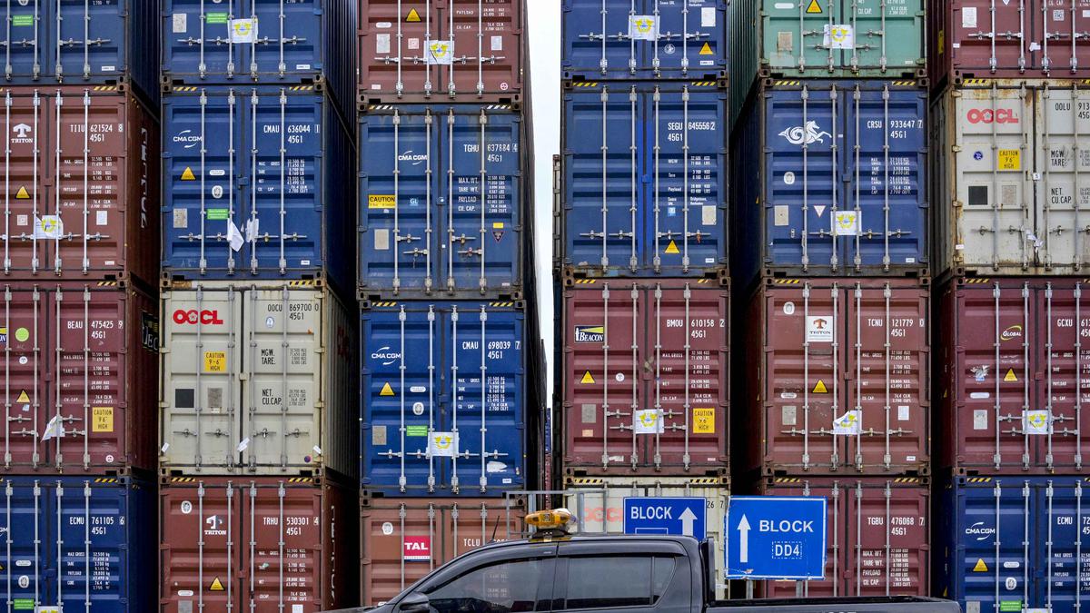 Industri Padat Karya Terancam Tarif Impor Trump 32%
