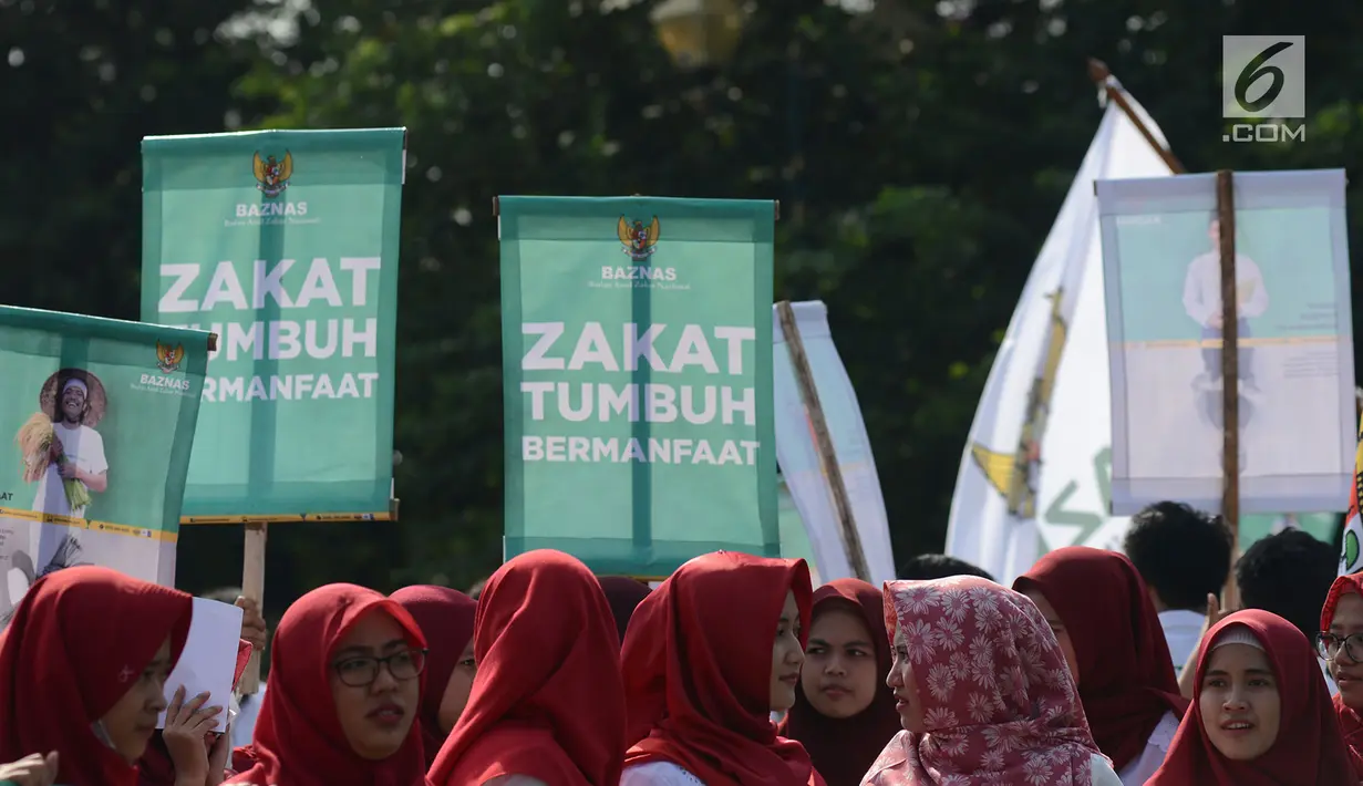 Badan Amil Zakat Nasional (Baznas) melakukan pawai simpatik menyambut Ramadan 1440 Hijriah di Patung Kuda, Jakarta, Jumat (3/5/2019). Dalam aksinya, Baznas menyerukan kewajiban membayar zakat, mengingat Ramadan semakin dekat. (merdeka.com/Imam Buhori)