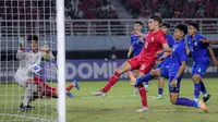 Pemain Timnas Indonesia U-19, Jens Raven (tengah) mencetak gol ke gawang Thailand U-19 pada laga final Piala AFF U-19 2024 di Stadion Gelora Bung Tomo, Surabaya, Senin (29/7/2024). (Bola.com/Bagaskara Lazuardi)
&nbsp;