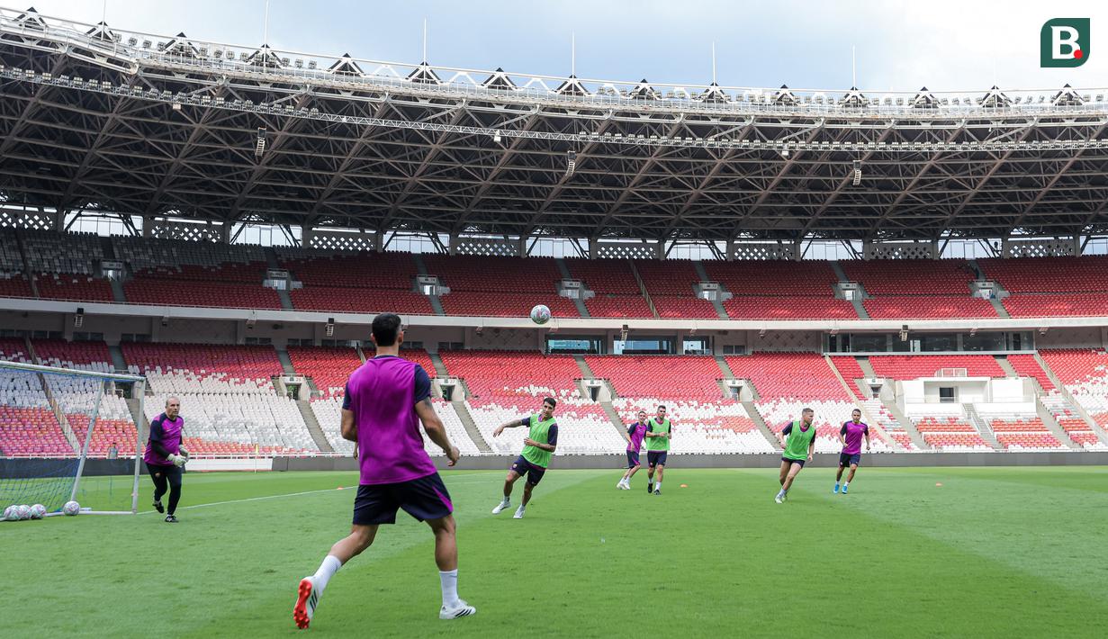 Para pemain legenda Barcelona melakukan latihan jelang laga Clash of Legends melawan DRX World Legends di Stadion Utama Gelora Bung Karno (SUGBK), Senayan, Jakarta, Jumat (17/04/2026) sore WIB. (Bola.com/Bagaskara Lazuardi)
