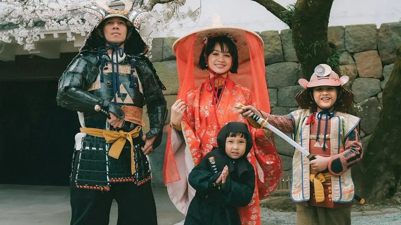 Bukan Kimono, Gaya Kompak Keluarga Andien Aisyah Bergaya ala Samurai, Princess, dan Ninja di Jepang