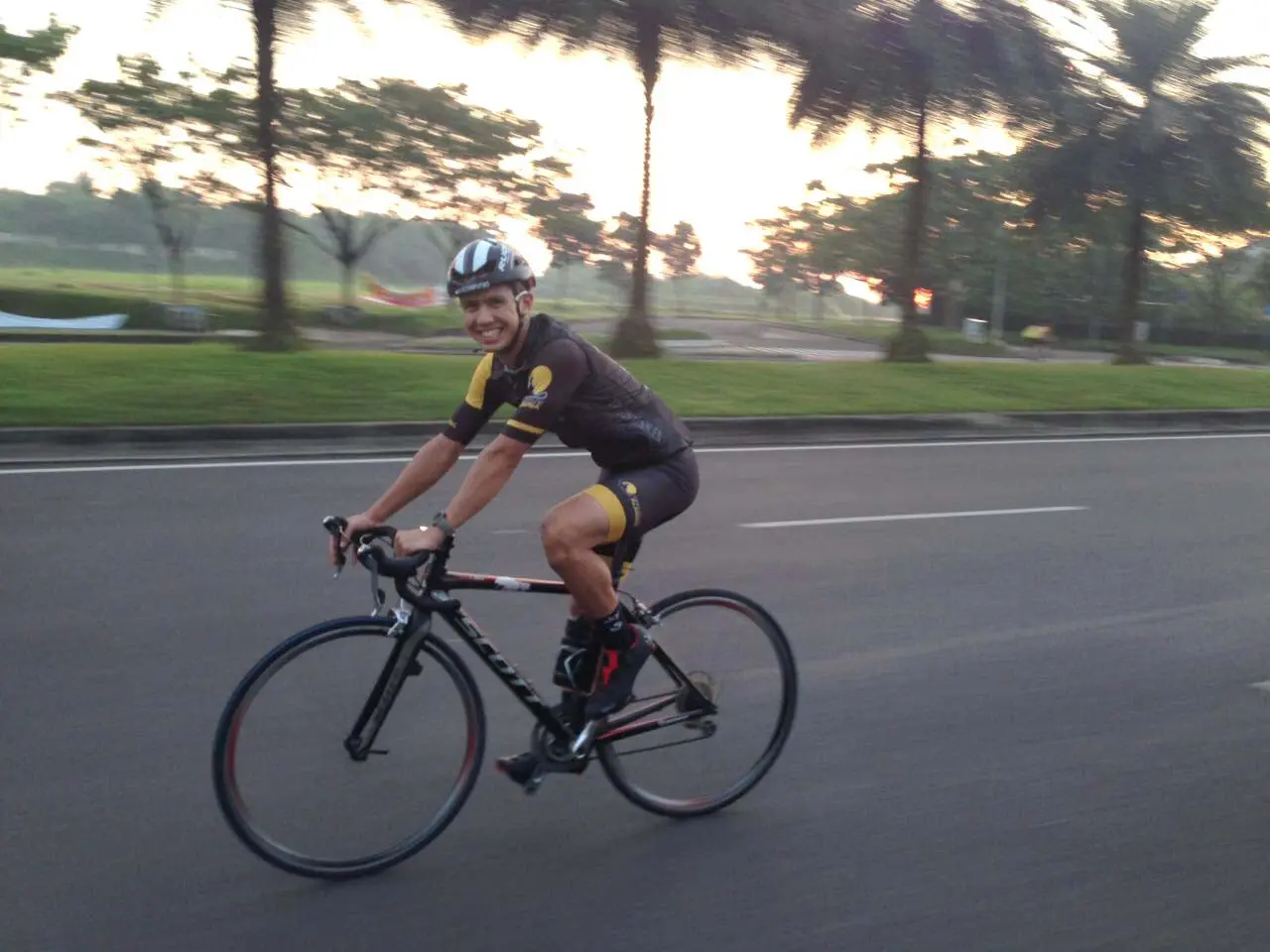 Pembalap motor Supersport 300 World Championship, Ali Adriansyah Rusmiputro, tetap berlatih meski tengah menjalani libur Idulfitri di Jakarta. Salah satu latihannya adalah bersepeda. (Istimewa)