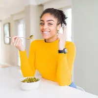 Ilustrasi perempuan makan makanan sehat. (Foto: Shutterstock)