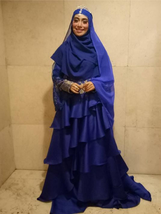 Dengan balutan gaun syar'i berwarna biru gelap, aura Inka Christie semakin menawan nan anggun (Liputan6.com/Instagram/@inka_christie99)