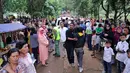 "Sengaja datang mau lihat Kang Ariel langsung," ungkap Titin, seorang warga sekitar TPU Nagrog saat berbincang dengan Bintang.com di lokasi pemakaman, Rabu (30/3/2016). (Adrian Putra/Bintang.com)