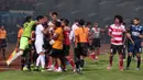 Kericuhan antara pemain Madura United dengan pemain Arema Cronus dalam laga Torabika Soccer Championship 2016 presented by IM3 Ooredoo di Stadion Gelora Bangkalan, Jumat (6/5/2016). (Bola.com/Fahrizal Arnas)