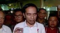 Presiden Jokowi ingatkan Tim Saber Pungli akan terus bekerja. Sementara itu, pemuda mengaku bom ditangkap petugas Bandara.  