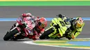Pembalap Ducati Lenovo Team asal Spanyol, Marc Marquez (kiri) beradu kecepatan dengan Fabio Di Giannantonio (Pertamina Enduro VR46 Racing Team) saat Sprint Race MotoGP Brasil 2026 di Autodromo Internacional Ayrton Senna, Goiania, Sabtu 21 Maret 2026 waktu setempat atau Minggu (22/3/2026) dini hari WIB. Pembalap Ducati Lenovo Team, Marc Marquez sukses merebut kemenangan dalam Sprint Race MotoGP Brasil 2026. (EVARISTO SA/AFP)