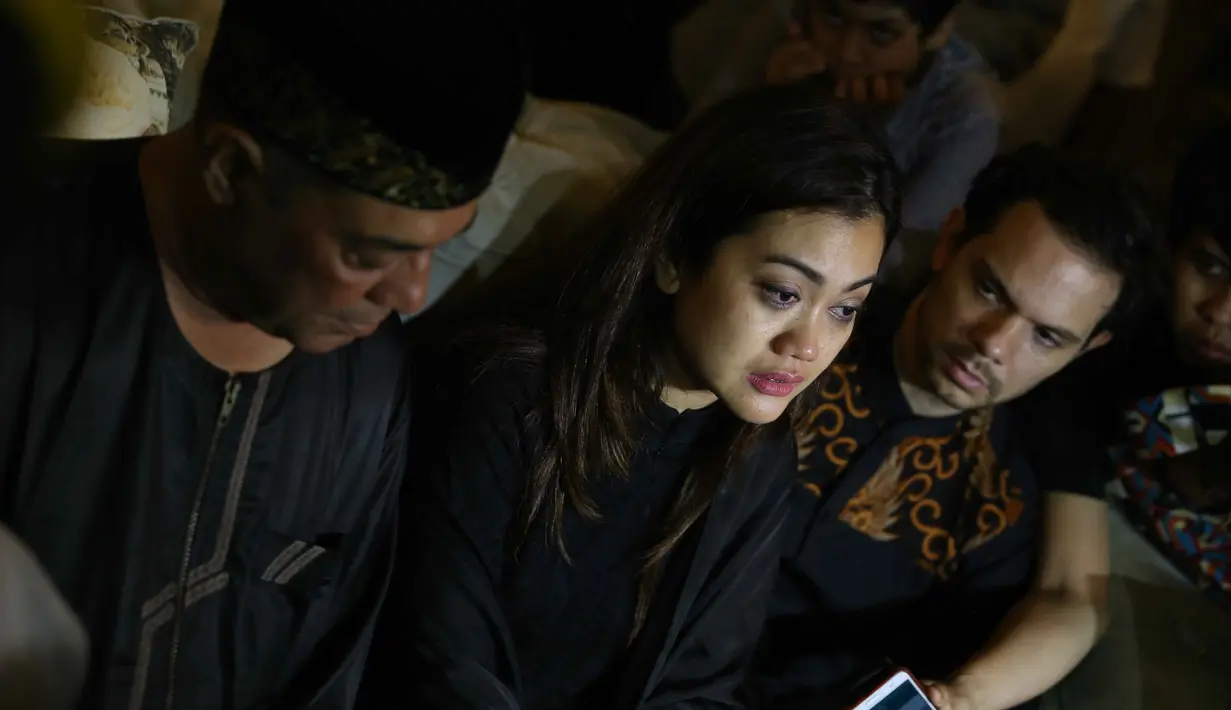 "Aku bilang, "Juli bangun, juli bangun'. Udah beberapa kali dokter pompa (jantungnya). Aku bilang dokter plis sekali lagi. Kata dokter nggak mungkin,” tuturnya. (Nurwahyunan/Bintang.com)