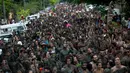 Ratusan peserta memadati jalan dengan tubuh yang dipenuhi lumpur saat mengikuti festival tradisional "Bloco da Lama" atau "Mud Street" di Paraty, Brasil (25/2). (AP Photo / Mauro Pimentel)