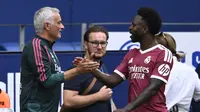 Pelatih Real Madrid, Jose Mourinho (kiri), berjabat tangan dengan Vinicius Junior, saat pertandingan persahabatan pramusim antara FC Schalke 04 dan Real Madrid di Gelsenkirchen, Jerman bagian barat, pada 16 Agustus 2026. (INA FASSBENDER / AFP)