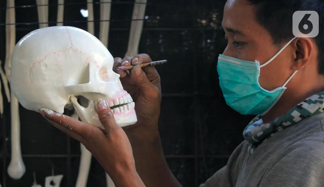 Pekerja membuat manekin anatomi tubuh manusia di Cinangka, Jawa Barat, Kamis (30/7/2020). Produksi industri rumahan kembali produktif setelah sempat tutup terdampak pandemi covid-19 selama empat bulan. (Liputan6.com/Johan Tallo)