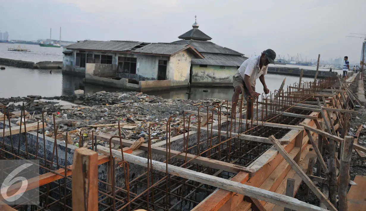 Pekerja menyelesaikan proyek pembangunan tanggul di Pantai Muara Baru, Jakarta, Rabu (2/12). Pembangun proyek ini dilakukan di garis bibir pantai sepanjang 32 kilometer. (Liputan6.com/Gempur M Surya)