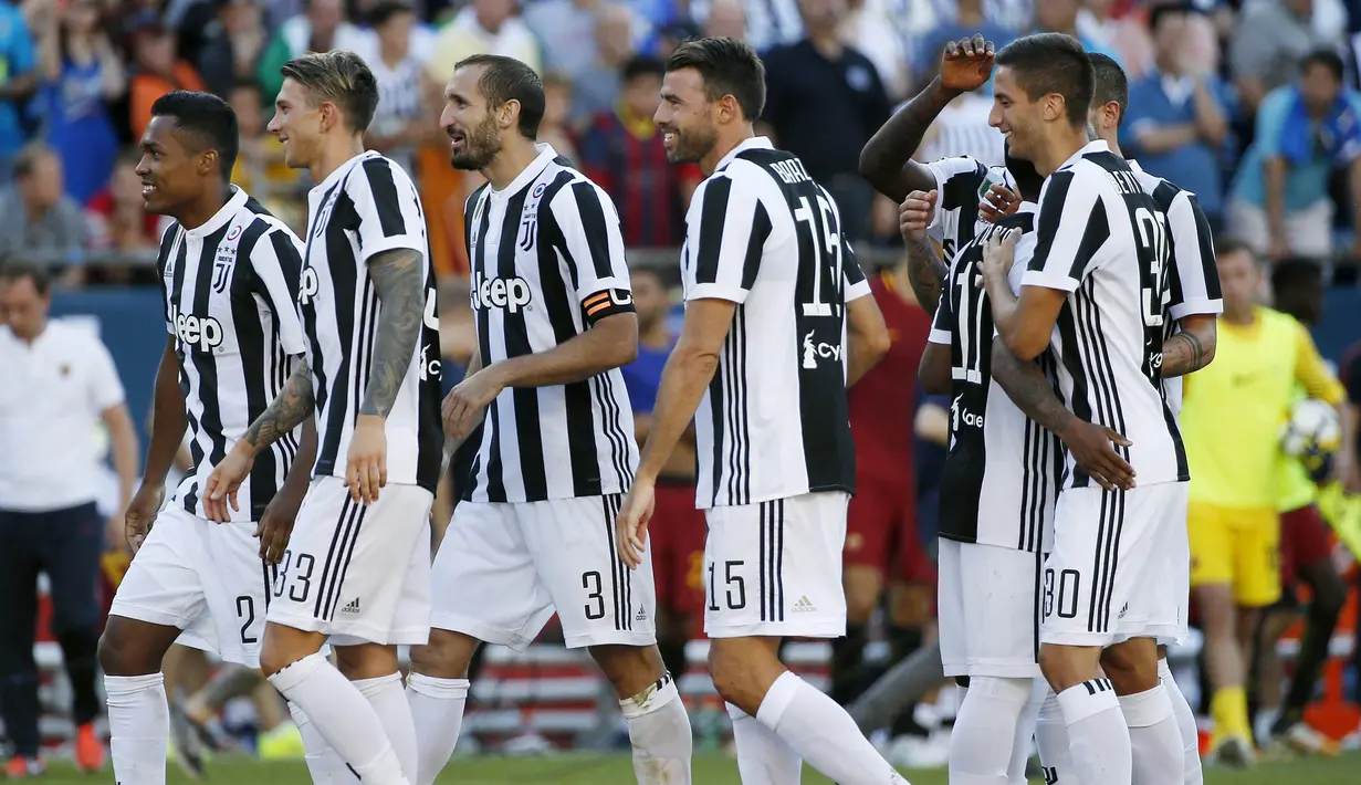 Para pemain Juventus merayakan kemenangan atas AS Roma pada laga ICC 2017 di Stadion Gillette, Foxborough, Minggu (30/7/2017). Juventus menang lewat adu penalti atas AS Roma  dengan skor 5-4. (AP/Michael Dwyer)