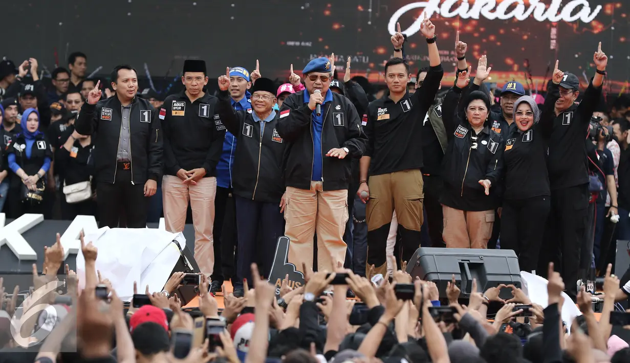 Susilo Bambang Yudhoyono berorasi saat Kampanye Akbar Satukan Jakarta di kawasan Kuningan, Jakarta, Sabtu (11/02). Usai berorasi, SBY juga mengajak para pendukung untuk menyanyikan lagu Munajat Cinta. (Liputan6.com/Herman Zakharia)