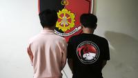 Bergaya Polisi Pakai Kaos Satuan dan Bawa Senpi Mainan, 2 Pria Depok Peras Jukir lalu Diamuk Massa