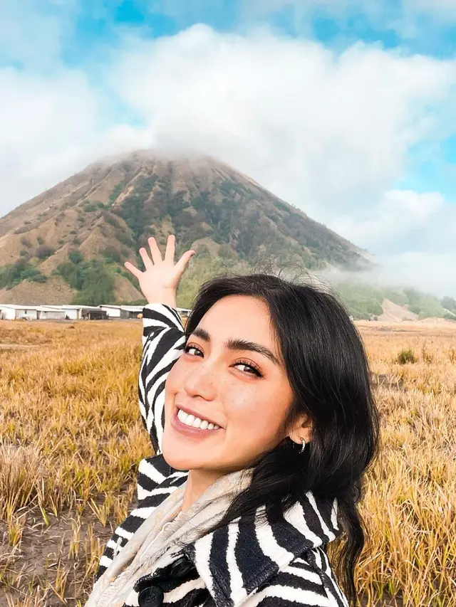 7 Potret Liburan Jessica Iskandar dan Vincent Varhaag di Bromo, Curi Perhatian