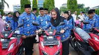 Walikota Semarang menyerahkan inventaris motor baru kepada para lurah se kota Semarang. Foto: Liputan6.com/ Felek Wahyu