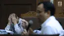 Terdakwa dugaan korupsi penerbitan SKL BLBI, Syafruddin Arsyad Temenggung tertunduk saat menjalani sidang lanjutan di Pengadilan Tipikor, Jakarta, Kamis (12/7). Sidang mendengar keterangan saksi. (Liputan6.com/Helmi Fithriansyah)