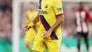 Penyerang Barcelona, Luis Suarez menggiring bola saat bertanding melawan Athletic Bilbao selama pertandingan perdana La Liga Spanyol di Stadion San Mames, Sabtu (17/8/2019). Bilbao menang tipis atas Barcelona dengan skor 1-0. (AP Photo/Ion Alcoba Beitia)