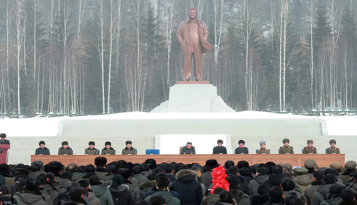 Pemimpin Korea Utara Kim Jong-un (tengah) menghadiri upacara peresmian Kota Samjiyon di Korea Utara, Senin (2/12/2019). Kota Samjiyon dianggap sebagai utopis sosialis. (STR/AFP/KCNA MELALUI KNS)
