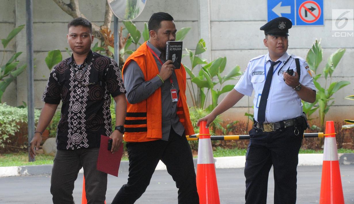 Anggota DPRD Kota Malang Syamsul Fajrih (tengah) tiba Gedung KPK, Jakarta, Kamis (22/11). Syamsul akan menjalani pemeriksaan lanjutan oleh penyidik KPK. (Merdeka.com/Dwi Narwoko)