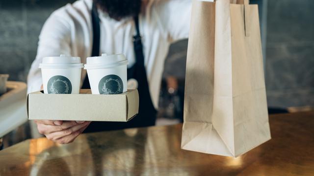 Ilustrasi ngopi menggunakan kemasan ramah lingkungan