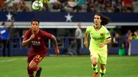 Penyerang AS Roma, Justin Kluivert (kiri) berusaha mengejar bola dari kawalan pemain Barcelona Marc Cucurella saat bertanding pada ICC 2018 di AT & T Stadium di Arlington, Texas (31/7). Roma menang telak 4-2 atas Barcelona. (AFP Photo/Cooper Neill)