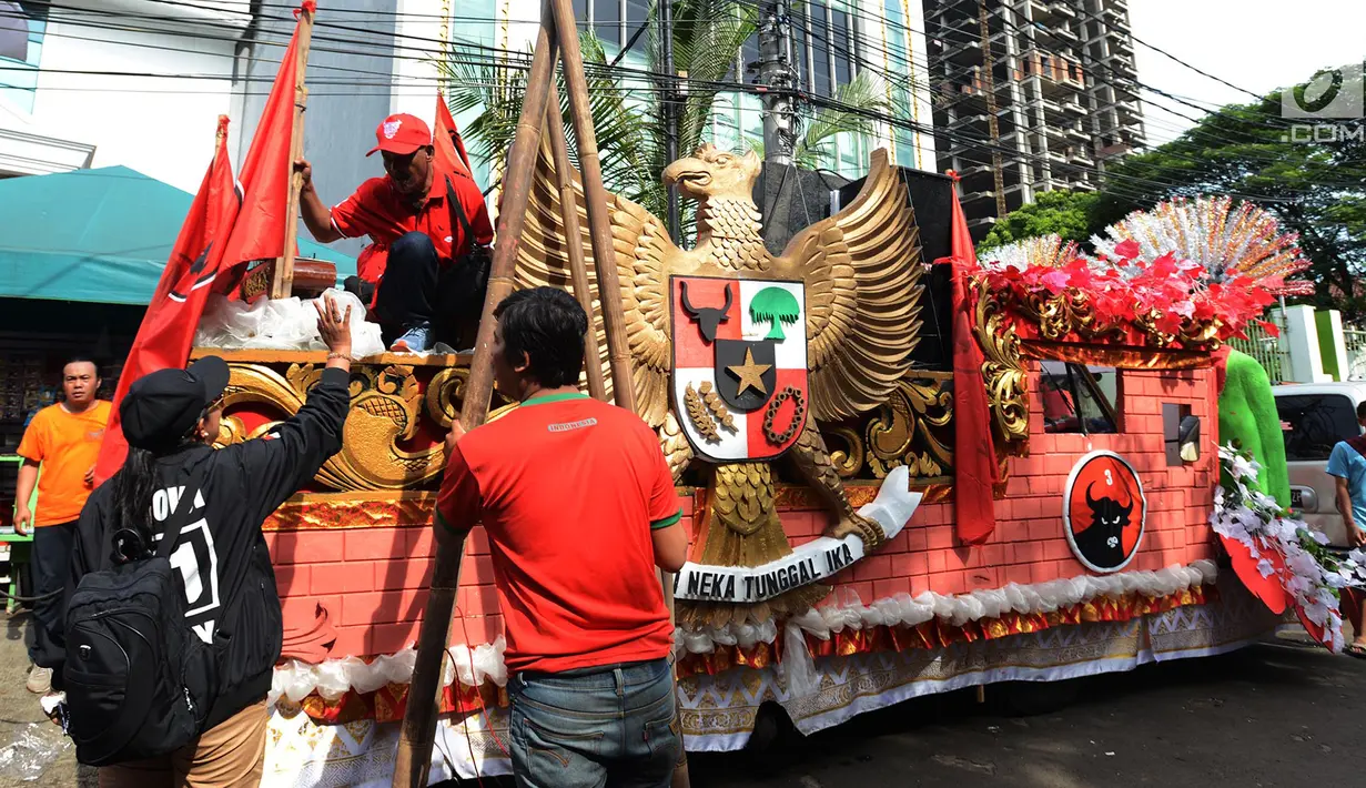 Pendukung capres -cawapres nomor urut 01 Jokowi-Ma'ruf Amin menyiapkan mobil karnval untuk kampanye akbar di Jakarta Sabtu (13/4). Kampanye akbar Jokowi-Ma'ruf Amin bertajuk Konvensi Akbar Rakyat. (merdeka.com/Imam Buhori)