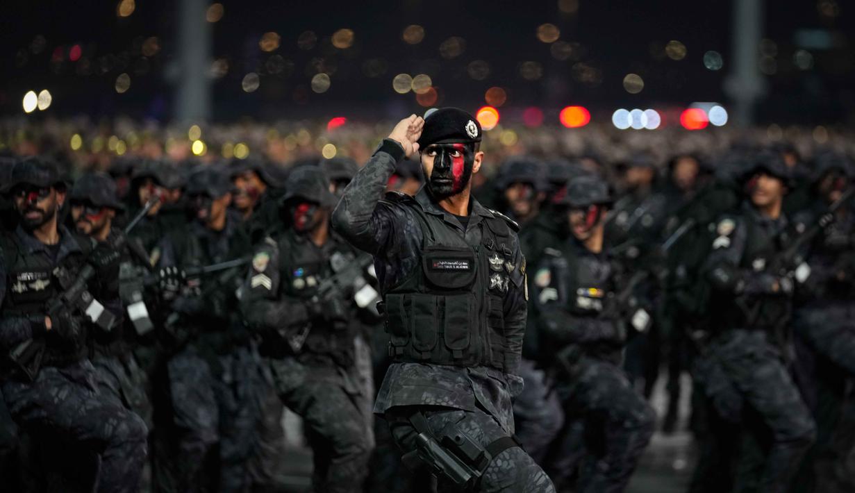 Para anggota pasukan khusus Saudi melakukan defile saat parade militer dalam persiapan pengamanan ibadah haji, di Mekah, Arab Saudi, Kamis 21 Mei 2026. (AP Photo/Altaf Qadri)