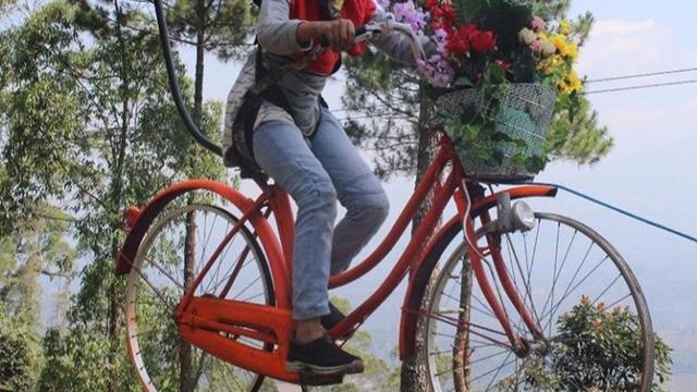 Sepeda terbang, salah satu permainan alam terbuka yang disuguhkan kawasan wisata Kamojang Ecopark