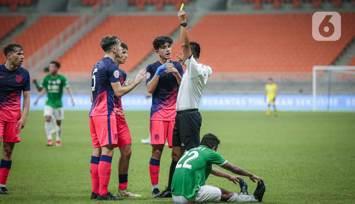 Pemain Atletico Madrid U-18 melakukan protes kepada wasit saat melawan Indonesia All Stars U-20 pada laga ketiga International Youth Championship (IYC) 2021  di Jakarta International Stadium (JIS), Minggu (17/4/2022) malam. Atletico Madrid U-18 menang tipis 2-1. (Liputan6.com/Faizal Fanani)