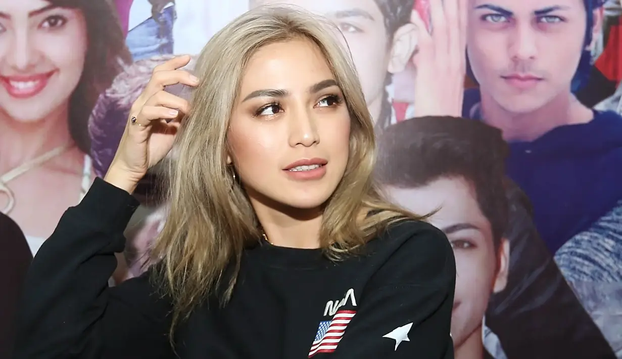 “Perawatannya pakai sampo dan conditioner khusus buat yang habis rambut di-bleaching. Ada juga masker dan pelembabnya, terus buat ujung rambutnya, akarnya, banyak jadinya," tutur Jessica yang berusaha ekstra demi rembutnya. (Bambang E.Ros/Bintang.com)
