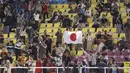 <p>Suporter Timnas Jepang U-17 hadir mendukung timnya saat melawan Spanyol U-17 dalam pertandingan babak 16 Besar Piala Dunia U-17 di Stadion Manahan, Solo. Senin (20/11/2023). (Bola.com/Arief Bagus)</p>