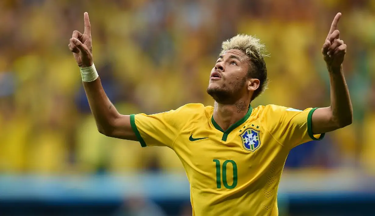 Bintang Brasil Neymar merayakan golnya dengan selebrasi menatap langit saat Brasil bertemu Kamerun, Mane Garrincha National Stadium, Brasilia (14/06/2014) (AFP PHOTO/PEDRO UGARTE)