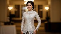 10 Model Atasan Brokat Elegan untuk Gaya Formal, Tampil Memukau di Setiap Acara