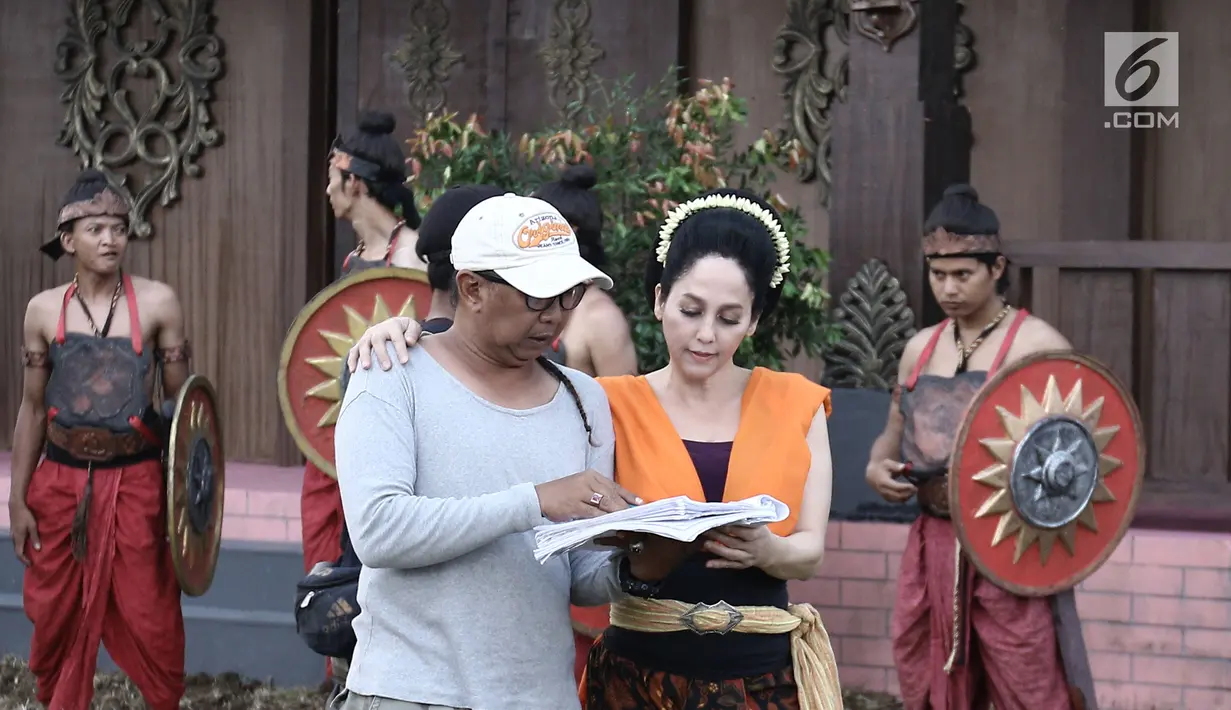 Aktris Meriam Bellina membaca naskah sebelum memainkan perannya saat syuting Saur Sepuh di kawasan Cibinong, Jawa Barat, Rabu (2/8). (Liputan6.com/Herman Zakharia)