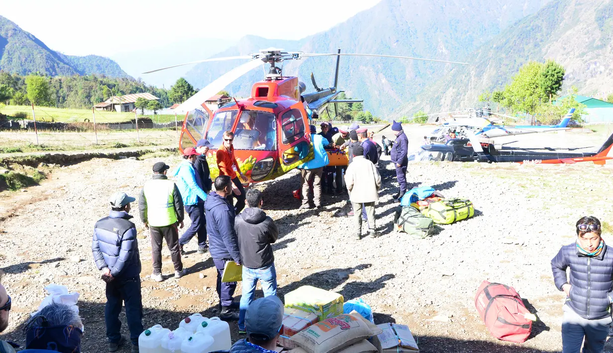 Jasad kakek 85 tahun yang tewas saat mendaki Gunung Everest dimasukkan ke dalam helikopter, Minggu (7/5). Mantan tentara Nepal itu berangkat mendaki Gunung Everest pada awal April 2017 dengan timnya yang berjumlah enam orang. (PRAKASH MATHEMA/AFP)