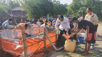 BPBD Jatim membagikan air bersih untuk warga Ngawi terdampak kekeringan. (Dian Kurniawan/Liputan6.com)