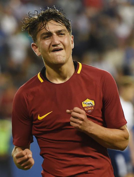 3. Cengiz Under - AS Roma tak habis-habisnya mendatangkan talenta muda berbakat ke Olimpico. Kepergian Mohamed Salah seakan hilang dengan penampilan impresifnya musim ini. (AFP/Don Emmert)
