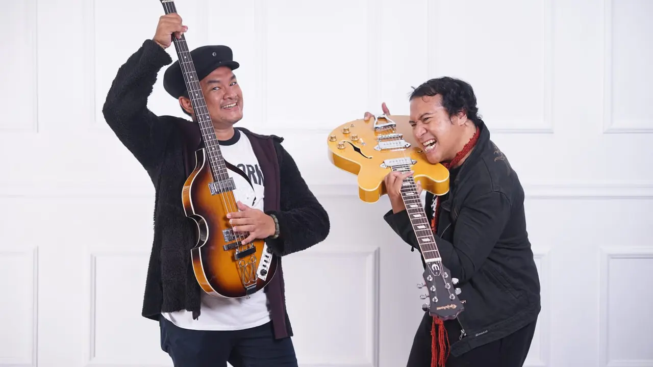 Fantasy merupakan duo grup asal Malang yang beranggotakan Gangga Mascoditos dan Deva Deffa Gustiawan.