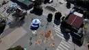 Pengunjung melihat gambar seekor anjing Shiba Inu dan dua anaknya di Taman Seaside Hitachi, Utara Tokyo, (29/12). Gambar tersebut dibuat dari 1.100 tanaman bassia scoparia, 6.500 kerucut pinus dan potongan kayu. (AFP PHOTO / Toshifumi Kitamura)