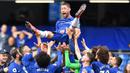 1. Gary Cahill (Chelsea) - Pria Inggris ini merupakan salah satu bek tertangguh Chelsea. Sejak bergabung dengan The Blues di tahun 2012, ia sukses mempersembahkan 7 gelar bergengsi termasuk Liga Inggris dan Liga Champions. (AFP/Bens Stansall)