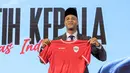 <p>Pelatih kepala baru Timnas Indonesia, Patrick Kluivert berpose dengan memegang jersey dan memakai peci setelah sesi konferensi pers yang berlangsung di Hotel Mulia, Senayan, Jakarta, Minggu (12/01/2025). (Bola.com/Bagaskara Lazuardi)</p>