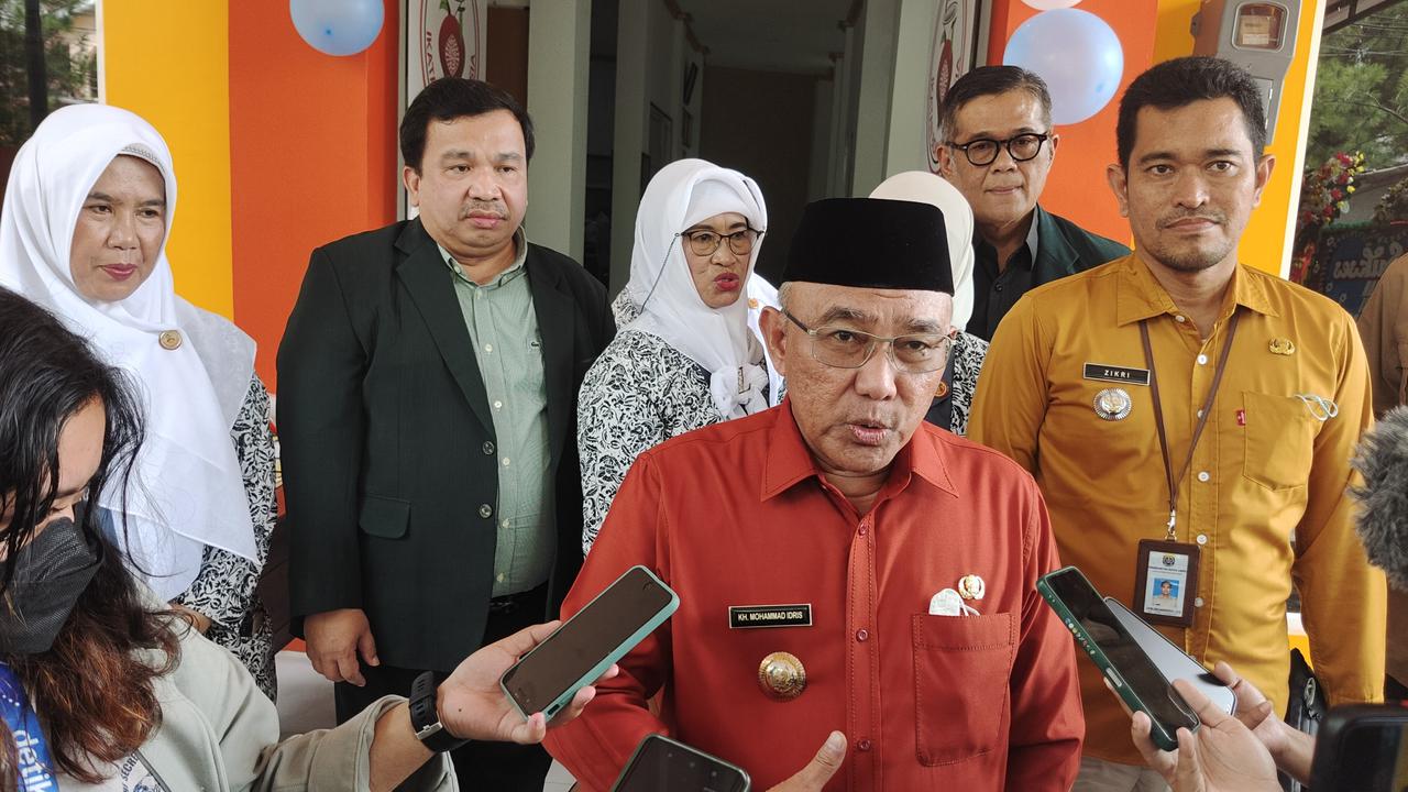 Wali Kota Depok, Mohammad Idris, ditemui usai meresmikan gedung IBI Kota Depok. (Liputan6.com/Dicky Agung Prihanto)